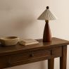 Lampa stołowa z drewnianą podstawą i białym cementowym kloszem - Ambiana image 7