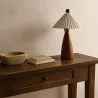 Lampa stołowa z drewnianą podstawą i białym cementowym kloszem - Ambiana image 7