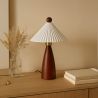 Lampa stołowa z drewnianą podstawą i białym cementowym kloszem - Ambiana image 7